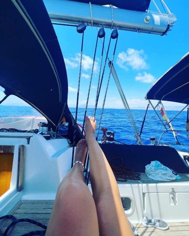 Descansando en la proa del velero mientras navegamos