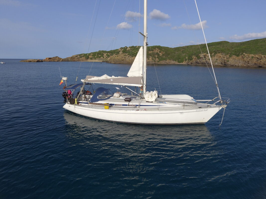Velero Ciencia fondeado junto a la costa