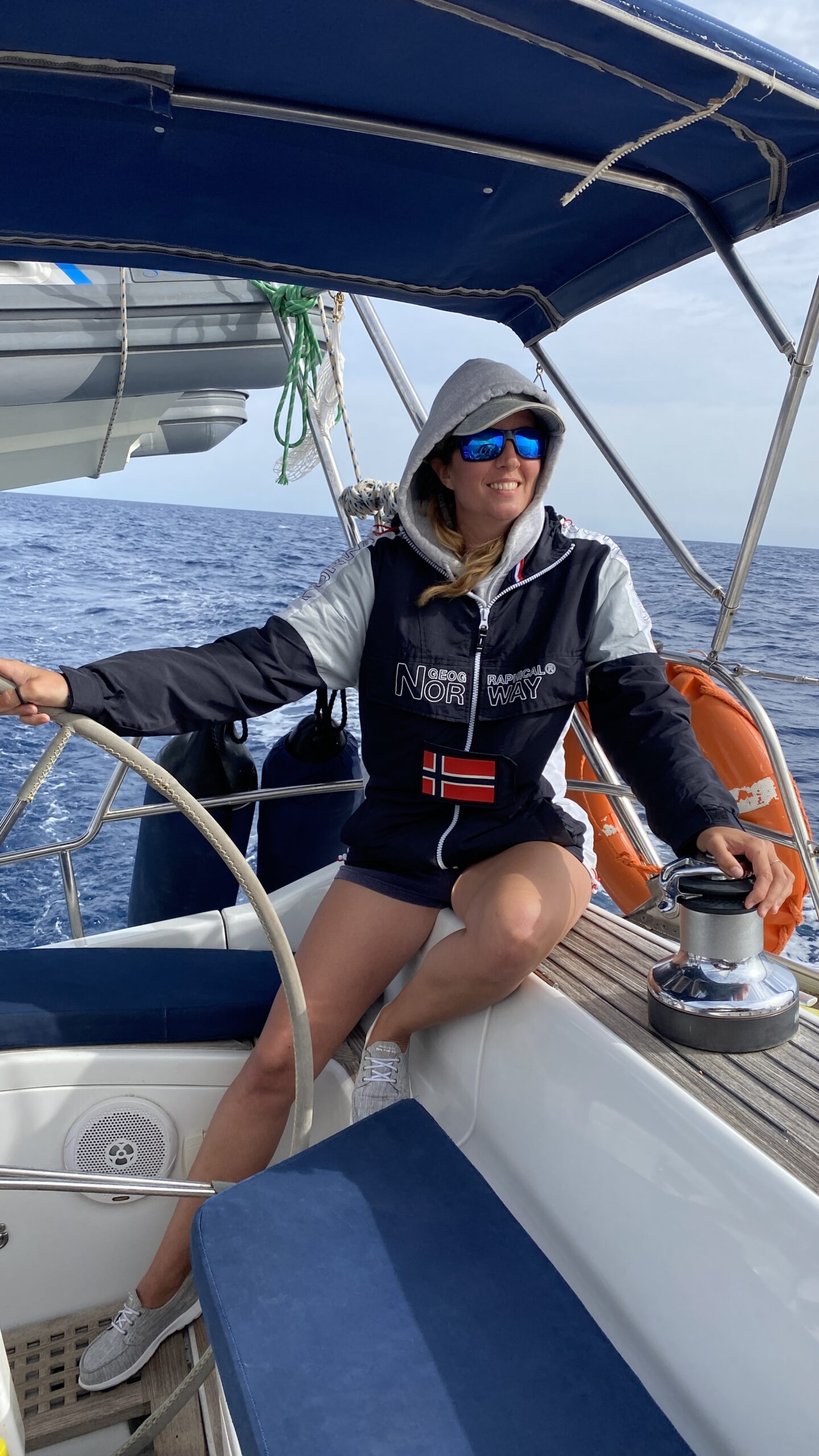 Elena sentada en la bañera del velero con el chaleco salvavidas