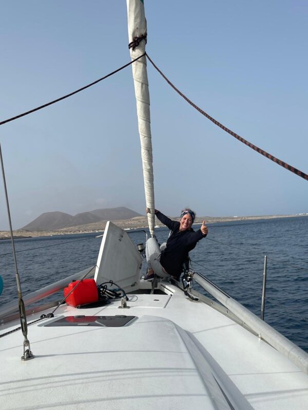 Elena en la proa del velero durante una travesía