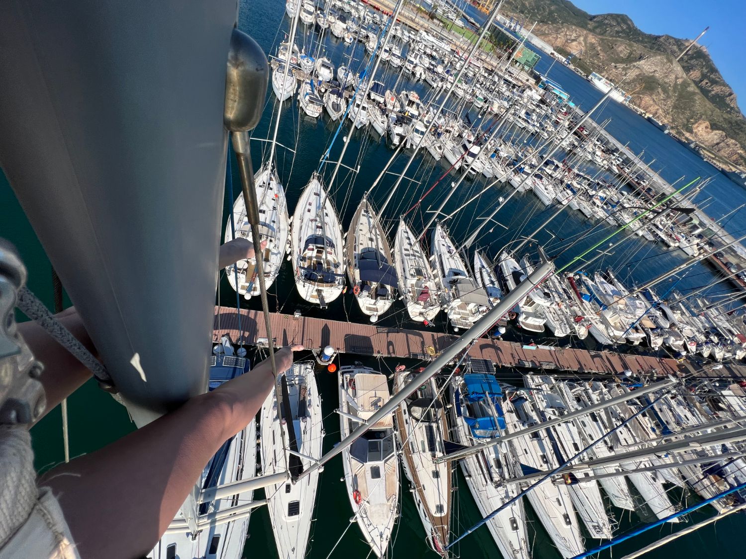 Veleros amarrados en un puerto deportivo vistos desde lo alto del mástil